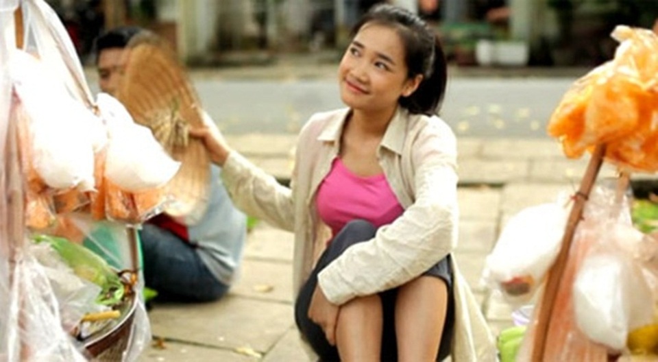 Nhã Phương - từ “cô gái nghèo bán bánh tráng” đến Ngôi sao châu Á - 13 Tuy nhiên, phải đến năm 2013, Nhã Phương mới bắt đầu được chú ý với vai diễn cô gái nghèo bán bánh tráng vỉa hè - nữ chính trong phim ngắn Xin lỗi, anh chỉ là thằng bán bánh giò. Trong bộ phim ngắn này, Nhã Phương vào vai Vy - một cô gái 19 tuổi, hồn nhiên, lém lỉnh. Vy có mối tình trong sáng với Nam (Võ Đình Hiếu) - chàng trai 21 tuổi sống tự lập tại Sài Gòn bằng nghề bán bánh giò. Gương mặt thánh thiện, trong sáng, cách diễn xuất tự nhiên của Nhã Phương đã giúp cô trở thành “hiện tượng mạng” trong năm đó.