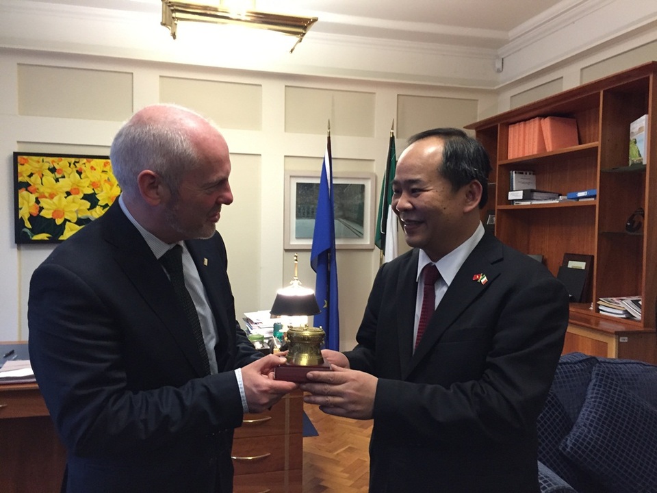 Thứ trưởng Bộ Văn hóa, Thể thao và Du lịch Lê Khánh Hải trao tặng món quà lưu niệm tới đại diện của nước bạn.