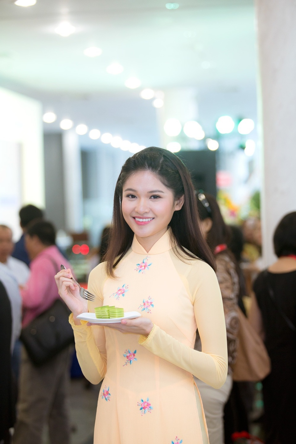 Tại sự kiện, Thuỳ Dung cũng có dịp thưởng thức một số món ăn đặc sản của các vùng miền.