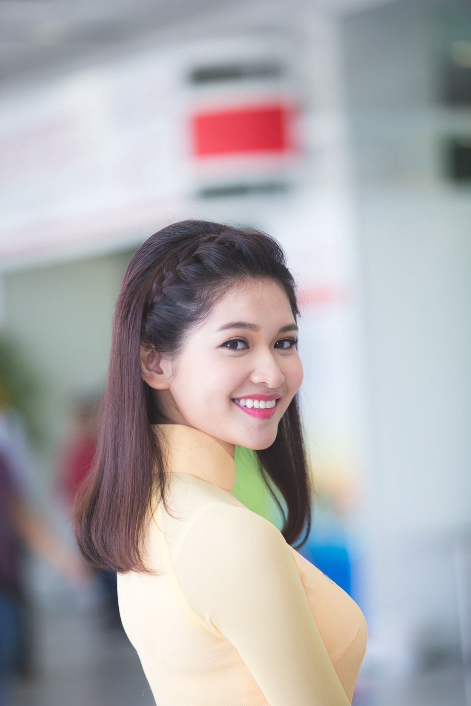 Cô được nhận xét sở hữu gương mặt sáng, đậm chất điện ảnh cùng nụ cười rạng rỡ.