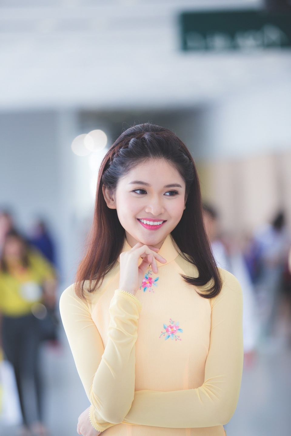 
Bên cạnh sử dụng thành thạo tiếng Anh, cô còn trau dồi thêm tiếng Nhật được hai năm. Được biết, trước khi đến với cuộc thi Hoa hậu Việt Nam 2016, Thùy Dung từng trải nghiệm công việc làm thêm là thu ngân ở một quán nước với mức lương 1 triệu đồng/tháng. Tháng lương đầu tiên nhận tại quán nước, Thùy Dung gửi bố mẹ mỗi người 100 nghìn đồng. Sau đó cô dành 300 nghìn đồng để biếu ông bà. Khoảng tiền còn lại được người đẹp để dành cho sở thích đi du lịch. Cô cho biết, tuy mức lương 1 triệu đồng/tháng, cô đã đi du lịch tại Hà Nội, Đà Nẵng, Đà Lạt và Vũng Tàu.
