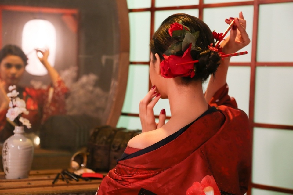 Trương Quỳnh Anh hóa thần thành một Geisha sát thủ và chuyên trị những người đàn ông hư.