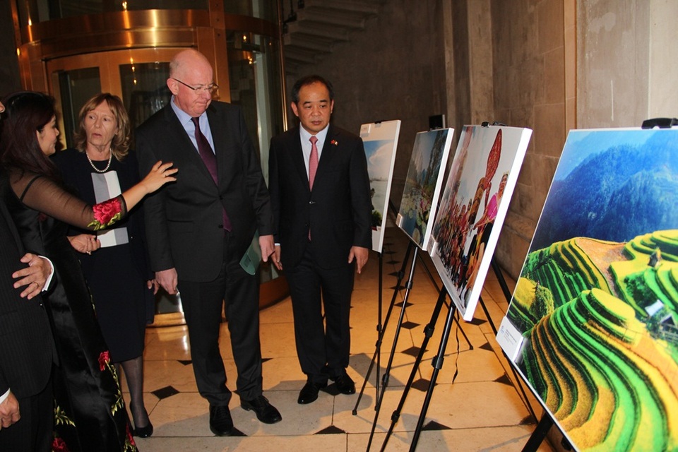 Những hình ảnh về đất nước, con người Việt Nam được trưng bày tại triển lãm Không gian văn hóa Việt Nam.