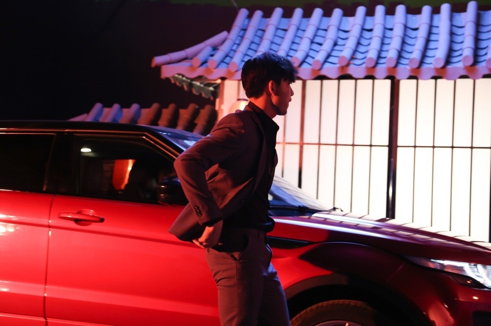 Bên cạnh đó, Tim cũng góp mặt trong nhiều cảnh quay trong MV mới của Trương Quỳnh Anh.