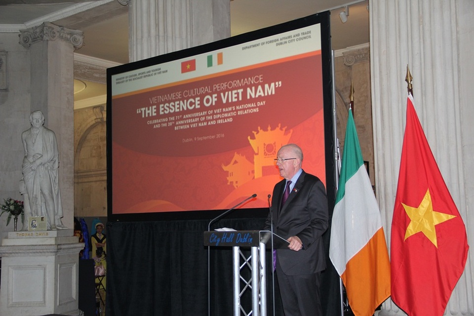 Bộ trưởng Ngoại giao và Thương mại Ai-len Charles Flanagan .