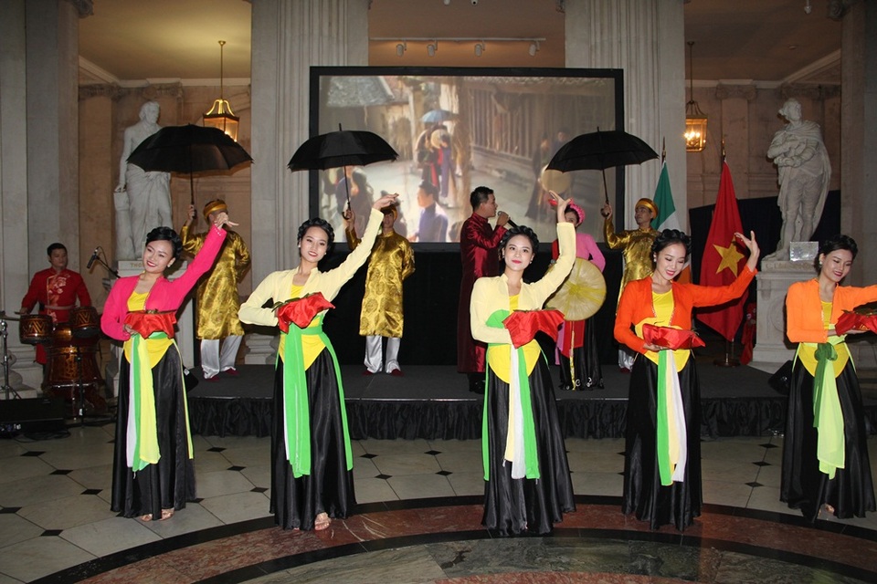 Các tiết mục văn nghệ mang đậm văn hóa Việt.