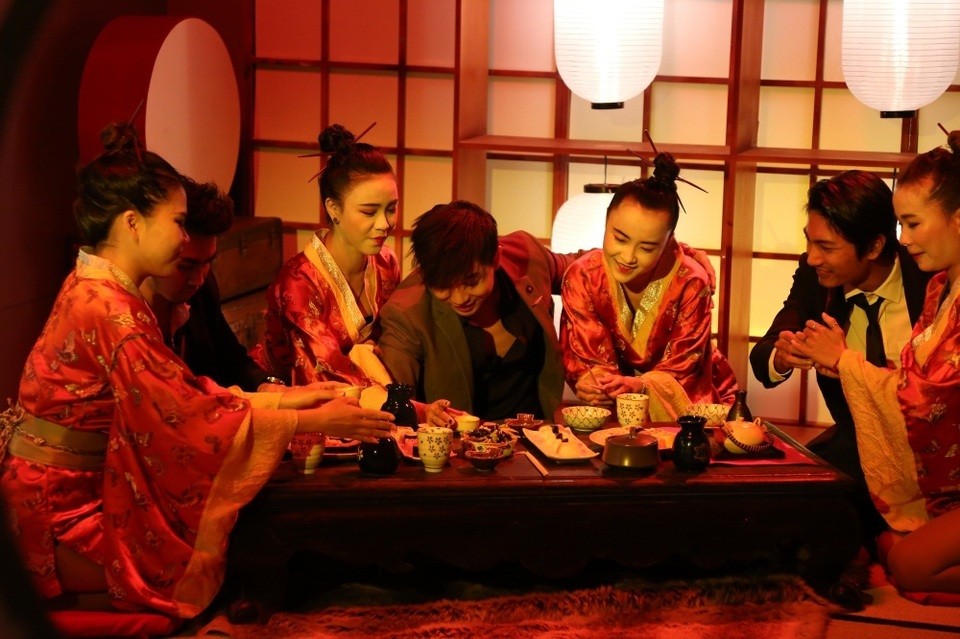 Bên cạnh đó, Tim cũng góp mặt trong nhiều cảnh quay trong MV mới của Trương Quỳnh Anh. Đó là hình ảnh của người đàn ông lịch lãm, nam tính và xung quanh là những nàng Geisha xinh đẹp.