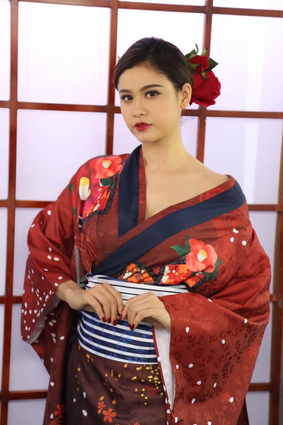 
Với hình ảnh này cô muốn gởi đến thông điệp của người phụ nữ hiện đại trong tình yêu “Khi yêu thì họ rất chung thủy, nhưng nếu tình yêu đó là sự phản bội thì họ sẽ có những “luật lệ riêng” để giải quyết mọi chuyện”. Đó chính là hình ảnh đầy mới mẽ của người phụ nữ mạnh mẽ dám đương đầu và bảo vệ tình yêu của chính mình.
