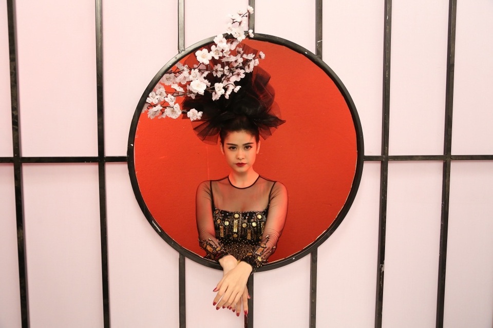 Được sự “hậu thuẫn” của chồng, Trương Quỳnh Anh biến hóa và không ngừng khẳng định dấu ấn cá nhân. Và sản phẩm “Luật của em” ra mắt vào ngày 9/9 là màn trở lại đầy ấn tượng của cô.