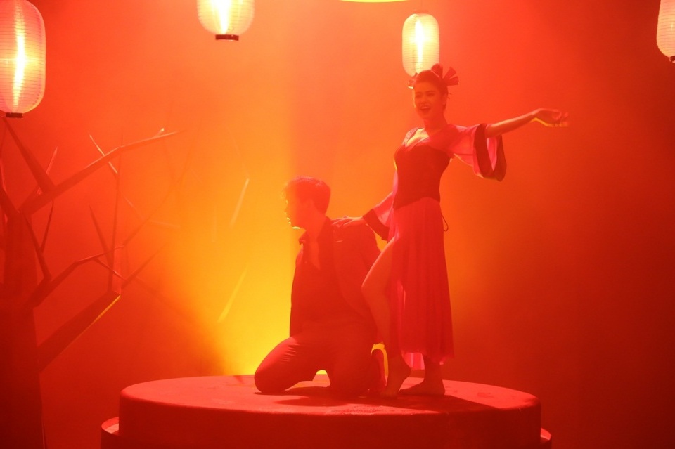 Nam ca sĩ còn hài hước chia sẻ, tham gia MV lần này anh rất hào hứng vì anh chăm sóc vợ là chính.