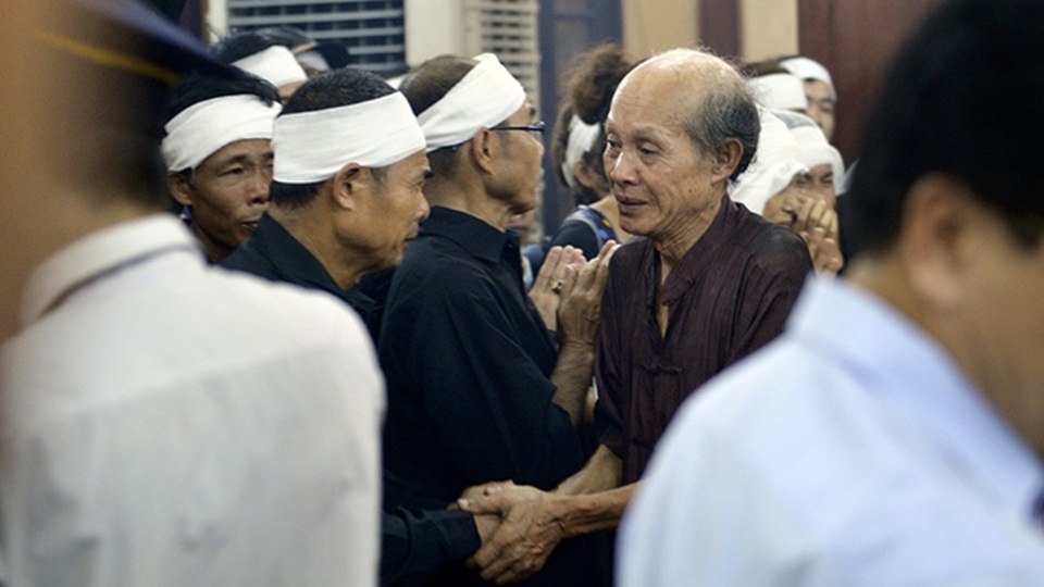 Sau những ngày tháng chiến đấu với căn bệnh ung thư hiểm nghèo, NSƯT Hán Văn Tình đã ra đi trong niềm tiếc thương vô hạn của gia đình, bạn bè, công chúng. Trong dòng người tới tiễn biệt NSƯT Hán Văn Tình, không chỉ có người thân, bạn bè và người hâm mộ mà còn có rất nhiều gương mặt nghệ sĩ thân quen với khán giả màn ảnh nhỏ.