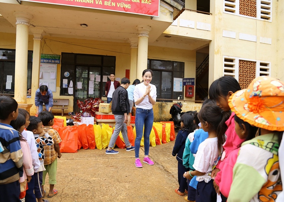 Hoa khôi Nam Em vượt 300km mang trung thu đến với trẻ em K'Ho - 2 Trang phục giản dị cùng nụ cười tươi tắn, rạng rỡ, cách nói chuyện cởi mở, gần gũi của Nam Em đã chiếm được cảm tình của mọi người.