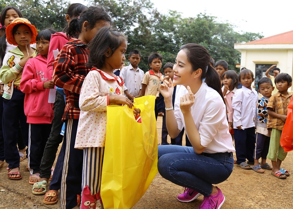 Hoa khôi Nam Em vượt 300km mang trung thu đến với trẻ em K'Ho - 7 Hoa khôi Nam Em vượt 300km mang trung thu đến với trẻ em K'Ho - 7