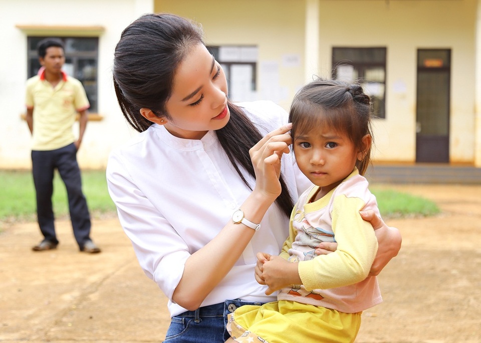 Hoa khôi Nam Em vượt 300km mang trung thu đến với trẻ em K'Ho - 6 Hoa khôi Nam Em vượt 300km mang trung thu đến với trẻ em K'Ho - 6
