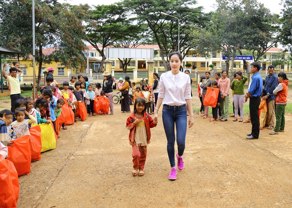 Hoa khôi Nam Em vượt 300km mang trung thu đến với trẻ em K'Ho - 8 Hoa khôi Nam Em vượt 300km mang trung thu đến với trẻ em K'Ho - 8