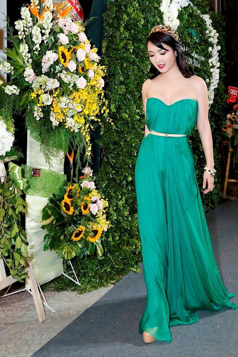 Trong những hình ảnh mới nhất, người đẹp Giáng My mang đến một thiết kế cúp ngực bay bổng như hóa thân thành một nữ hoàng cùng chiếc vương miện.