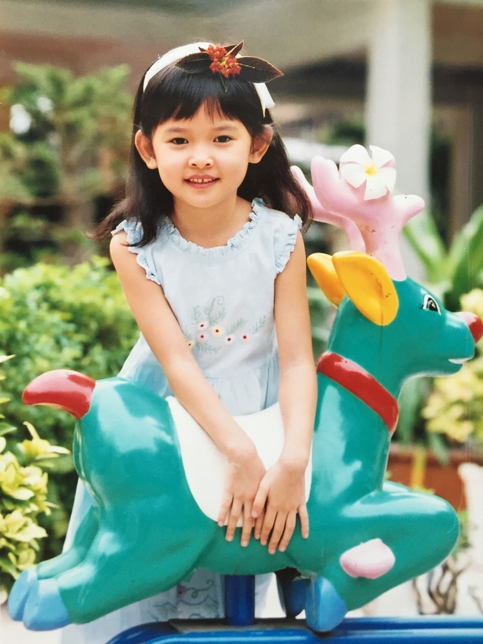 Trong các bức ảnh, ánh mắt của Thùy Dung thể hiện vẻ tự tin, nhanh nhạy.