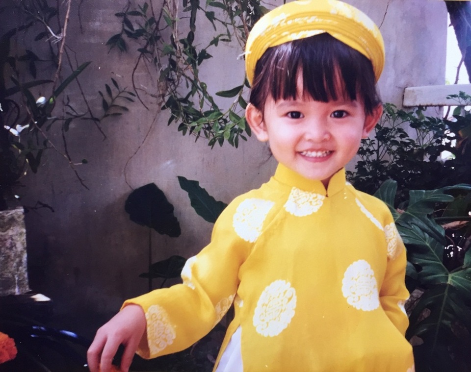 Đôi mắt to đen lay láy và nụ cười tươi đặc trưng.