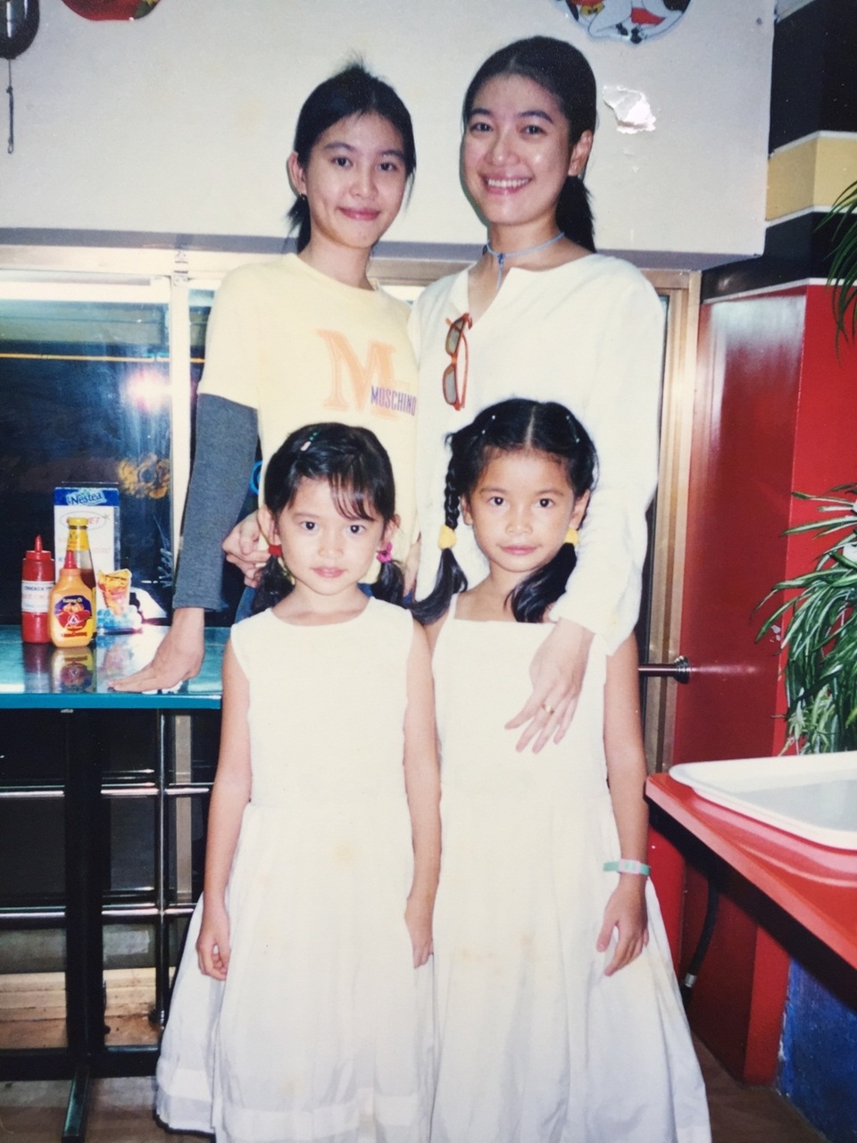 Thùy Dung vốn sinh trưởng trong một gia đình bốn thế hệ, bao gồm ông bà, bố mẹ, anh chị em và cháu. Từ nhỏ, cô chia sẻ mọi thứ trong cuộc sống và nhận rất nhiều lời khuyên đáng quý từ các chị gái. Thùy Dung thừa nhận trong thời điểm trước cuộc thi diễn ra, cô khá do dự, một phần do chưa có kinh nghiệm, một phần do sợ bố mẹ không ủng hộ. Á hậu cảm thấy may mắn khi bố mẹ là người rất tin tưởng vào năng lực và sự phát triển của con cái. Đặc biệt, chính ba chị gái của Thùy Dung kiên trì thuyết phục em gái tham dự Hoa hậu Việt Nam 2016 vừa qua.