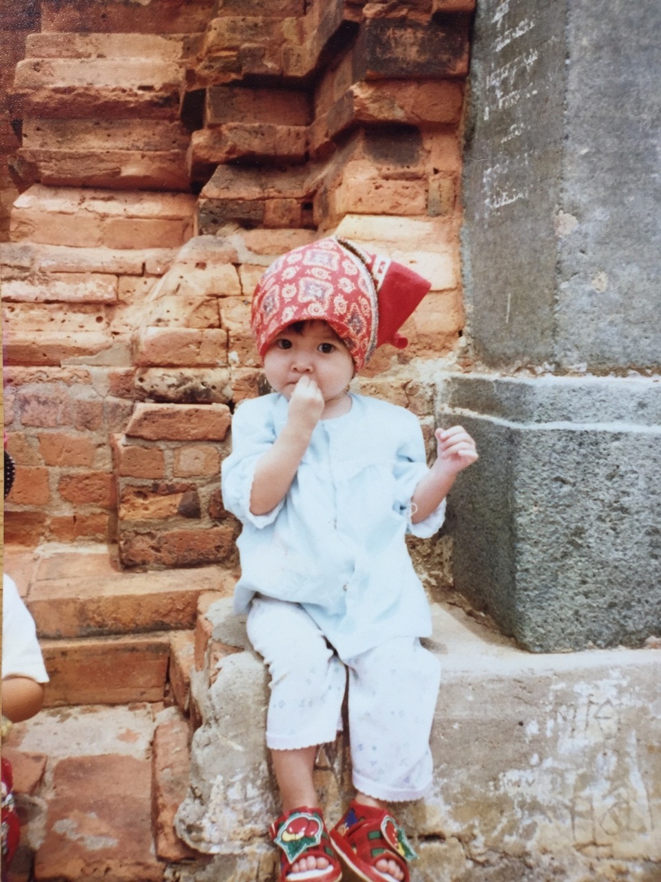 Hóa bà cụ non với áo bà ba, khăn buộc đầu.