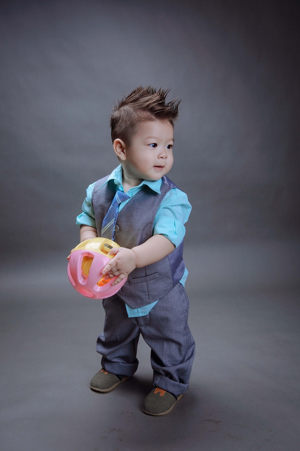 Nhật Kim Anh khoe “quý tử” sắp tròn một tuổi - 9 Vẻ đáng yêu, điển trai của quý tử nhà Nhật Kim Anh.