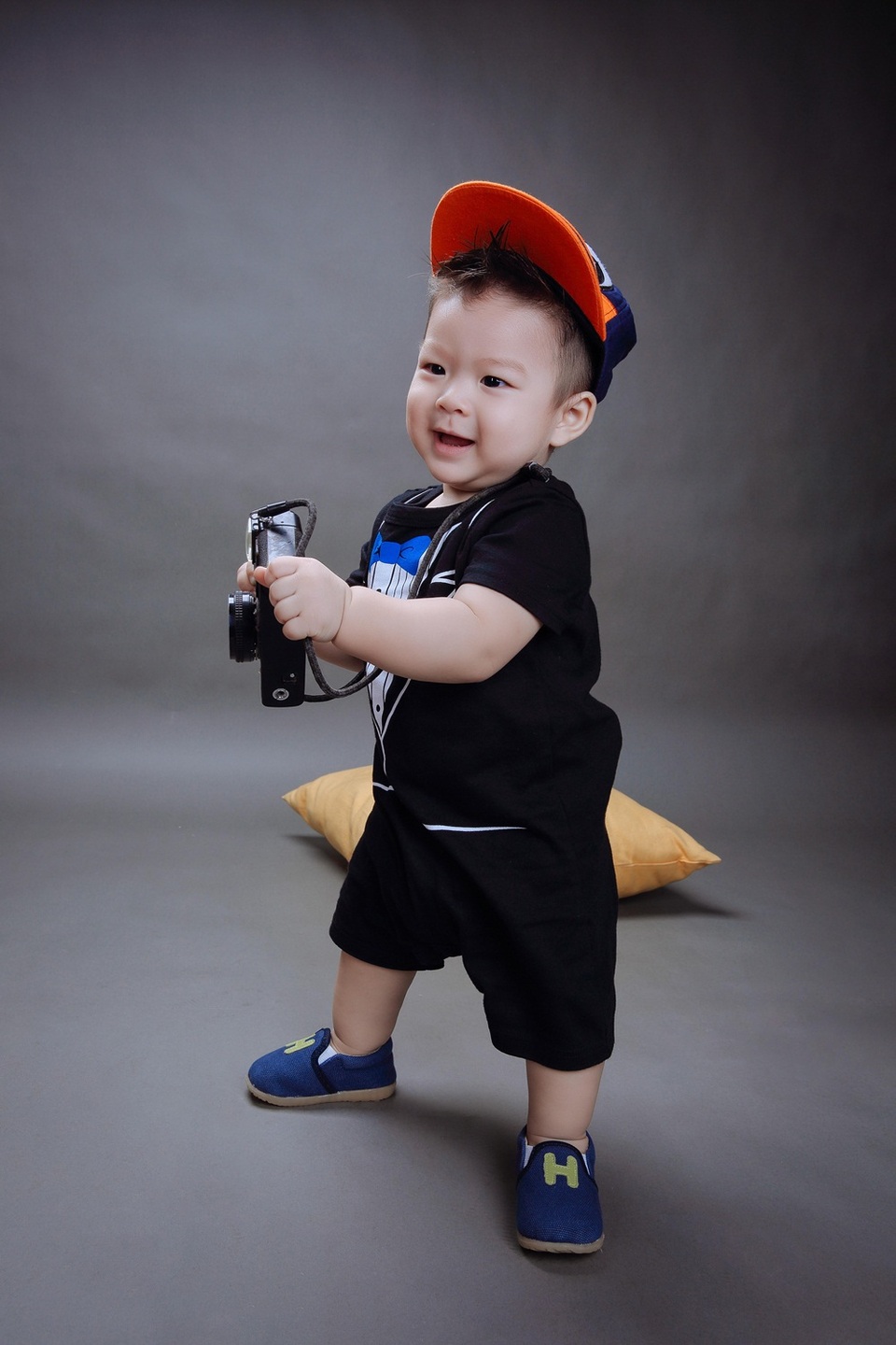 Nhật Kim Anh khoe “quý tử” sắp tròn một tuổi - 2 Nhật Kim Anh chia sẻ, con trai cô rất hay cười và sớm thể hiện tình yêu với những đồ dùng công nghệ, thích xe ô tô,…