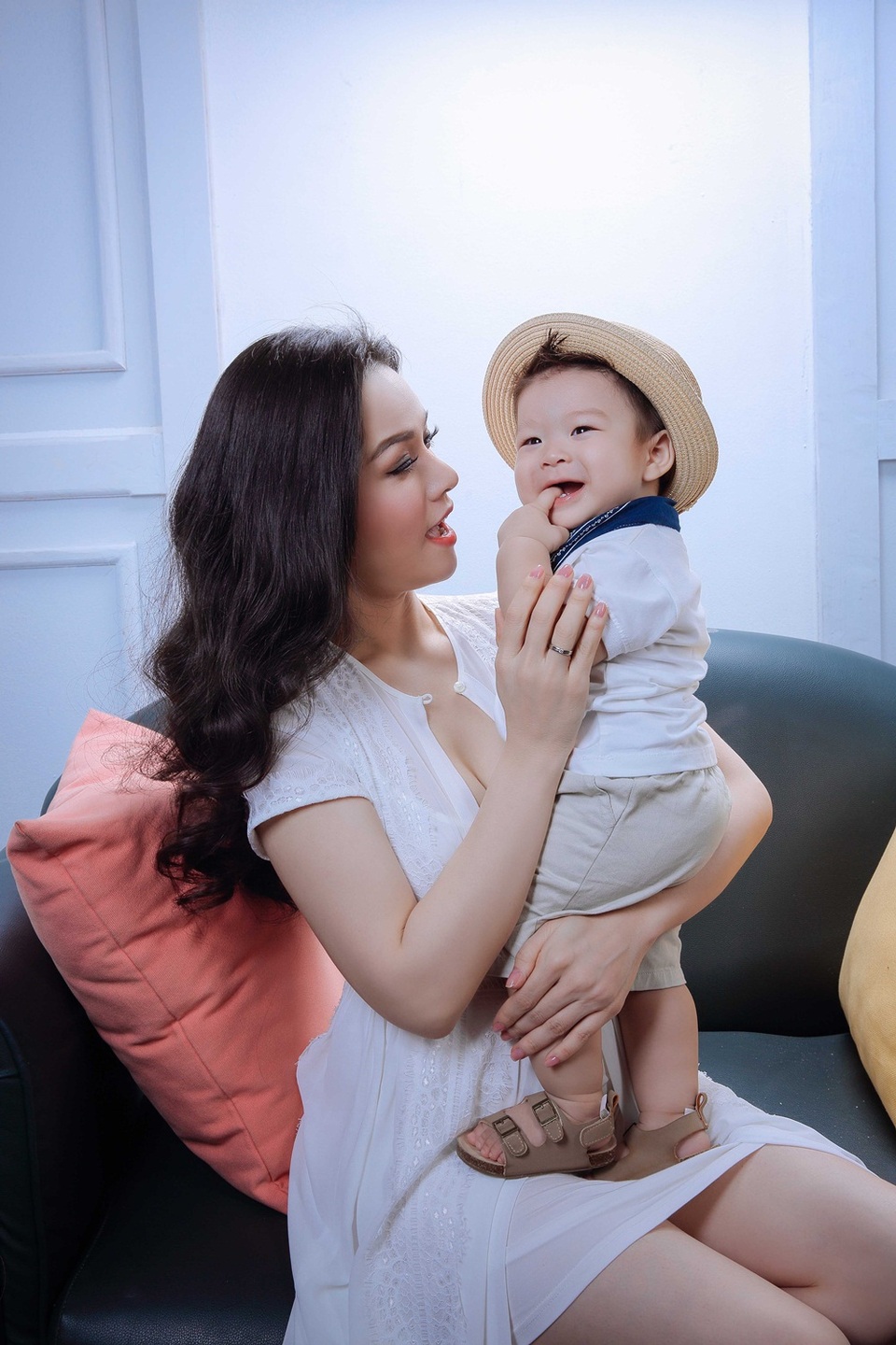 Nhật Kim Anh khoe “quý tử” sắp tròn một tuổi - 5 Trong khi đó nữ diễn viên “Độc thân tuổi 30” phải di chuyển liên tục giữa TP HCM và quê chồng để chu toàn công việc và chăm sóc gia đình.