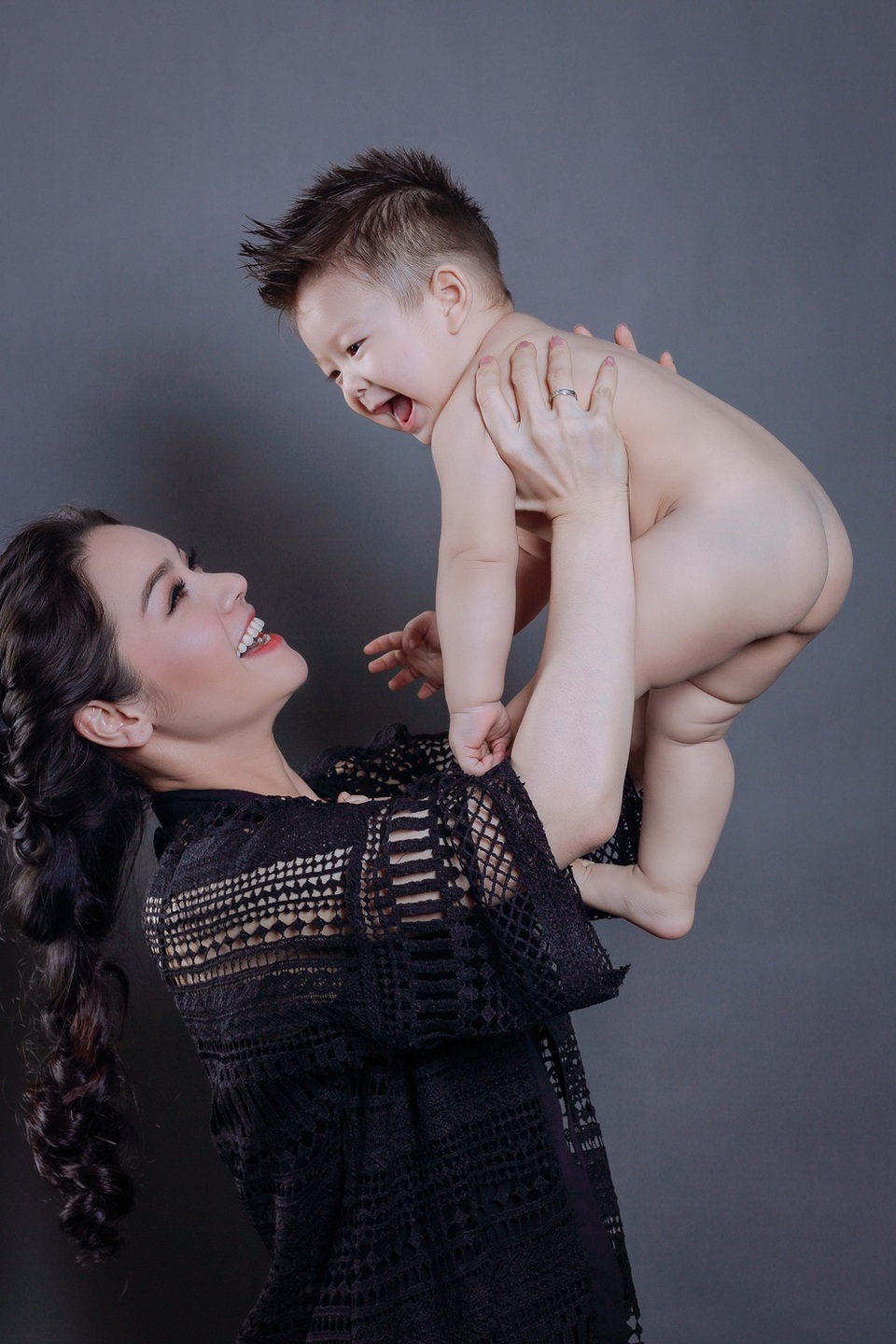 Nhật Kim Anh khoe “quý tử” sắp tròn một tuổi - 8 Ở tuổi 30, làm mẹ của một con nhỏ, Nhật Kim Anh vẫn giữ được vóc dáng thon gọn. Sau thời gian nghỉ sinh con, cô đang có sự trở lại mạnh mẽ với các dự án âm nhạc, điện ảnh. Song song đó, cô còn không ngừng làm mới hình ảnh của mình. Cô tâm sự, có được thành công như vậy là nhờ sự ủng hộ của gia đình chồng.