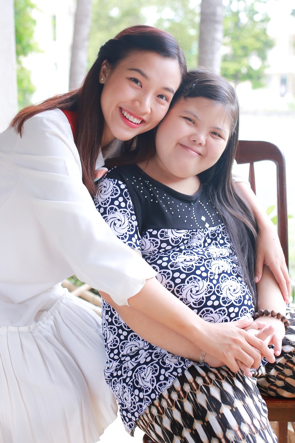 Sự xuất hiện của hai người đẹp khiến không khí trở nên vui tươi. Nhiều em nhỏ nhận ra những anh chị quen ngay lập tức chạy lại ôm hôn bày tỏ tình cảm.