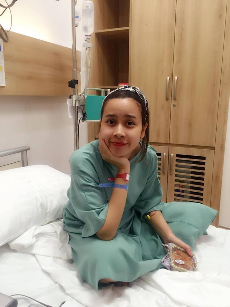 Lưu Hương Giang phải nhập viện mổ cấp cứu vì chủ quan - 3 Nữ ca sĩ đã tươi tắn trở lại nhưng vẫn phải điều trị nội trú để theo dõi thêm. Mọi người tới thăm mang theo bánh trung thu nhưng cô không được ăn theo chỉ định của bác sĩ.