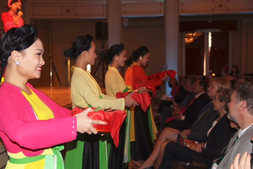 Các tiết mục nghệ thuật đặc sắc mang đậm dấu ấn văn hóa dân tộc.