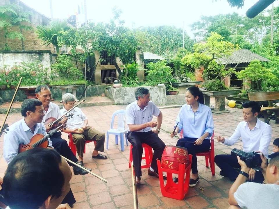 Đây cũng là lần đầu tiên người đẹp được học hát chèo, cô thích thú chia sẻ: “Sau khi được các cô chú trong dàn nhạc hướng dẫn cách hát chèo thì Tú cũng có thể hát được một đoạn Lới lơ. Nghe thì có vẻ rất đơn giản nhưng khi học thì khó lắm”.