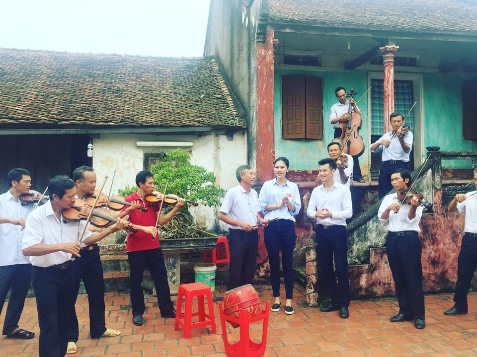 Đặc biệt hơn nữa, làng Then không chỉ đạo tạo ra những người con xuất chúng mà người dân trong làng cũng là nghệ sĩ thực thụ bởi hầu hết ai cũng chơi được đàn vĩ cầm. Làng còn lập ra dàn nhạc giao hưởng, hơn nữa dàn nhạc này còn có thể đệm đàn để hát chèo.