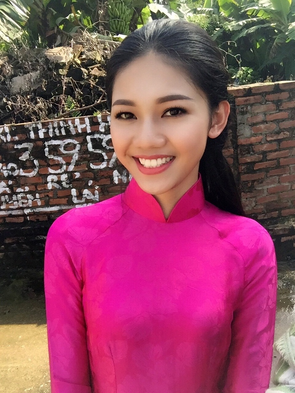 Để thực hiện ghi hình, Á hậu Thanh Tú chọn cho mình 2 phong cách thời trang: năng động trong áo sơ mi - quần jeans và dịu dàng trong tà áo dài hồng.