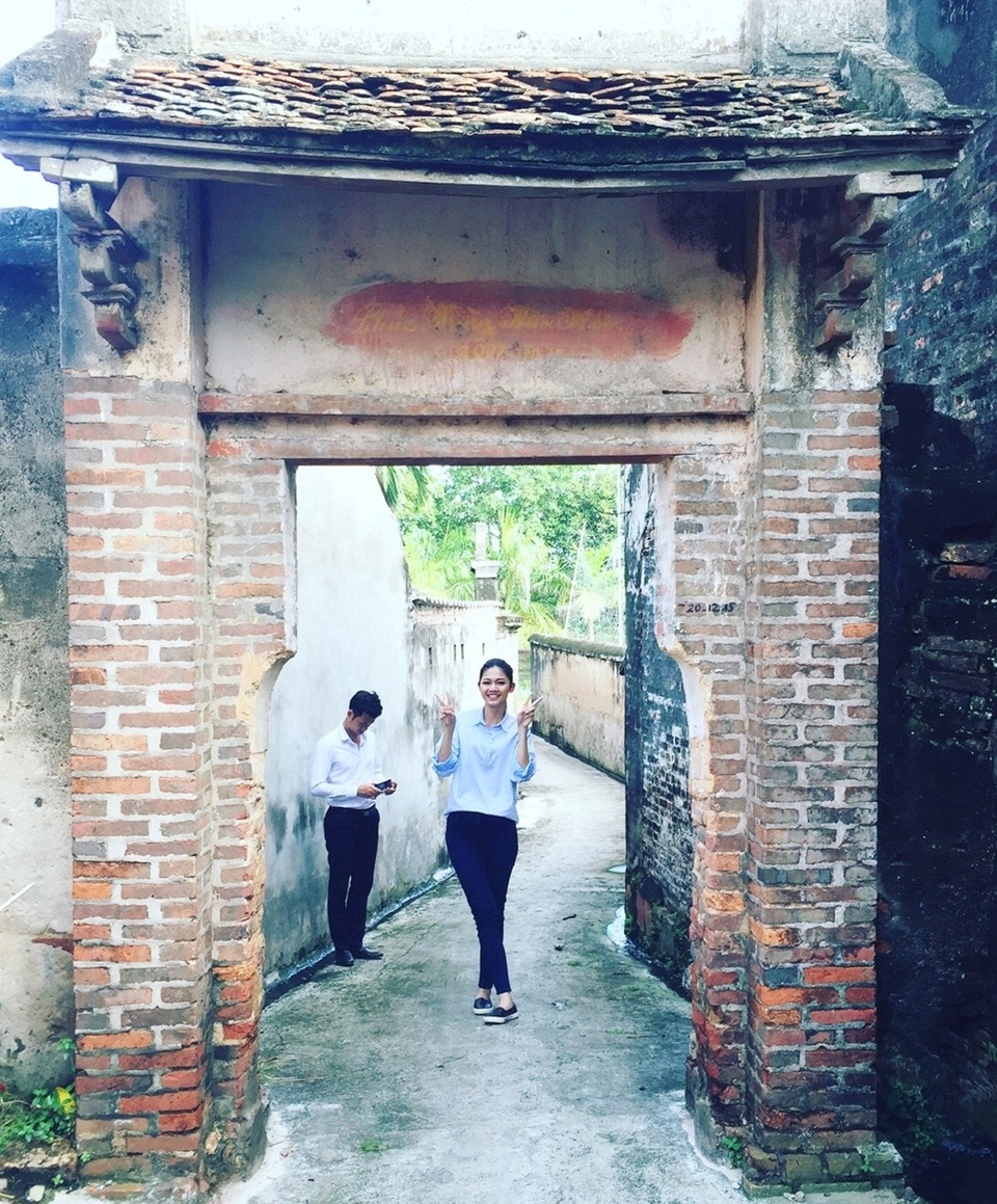 Thanh Tú cho biết : “Lần đầu tiên đến với ngôi làng này và được chiêm ngưỡng những cây đàn lâu đời, được nghe về lịch sử hào hùng trong truyền thống nghệ thuật của làng Then, Tú cảm thấy tự hào và yêu mến vùng đất này”.