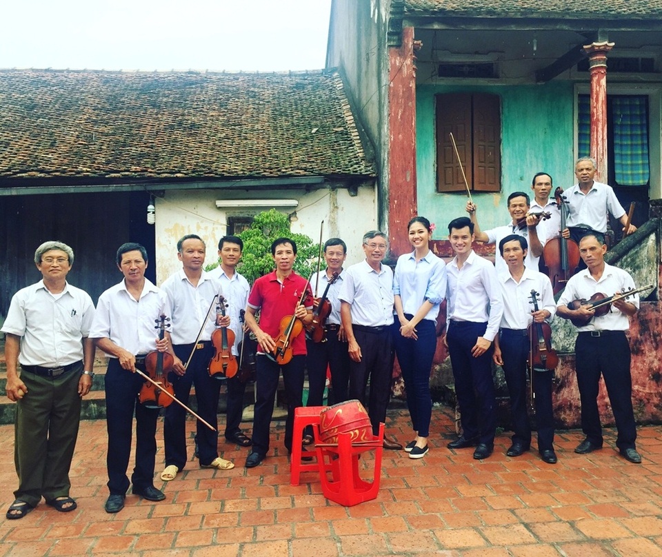 Làng Then (Bắc Giang) là quê hương của những những nghệ sĩ, diễn viên, đạo diễn, nhạc công đã nổi danh trên làng văn hóa nghệ thuật như: Trần Bùi Đắc Sừ, Quốc Minh, Hà Huy Bái, Lê Văn Khách, Nguyên Văn Đưa.