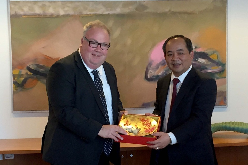 Thứ trưởng Lê Khánh Hải tặng quà Quốc vụ khanh Bộ Văn hoá Na Uy.