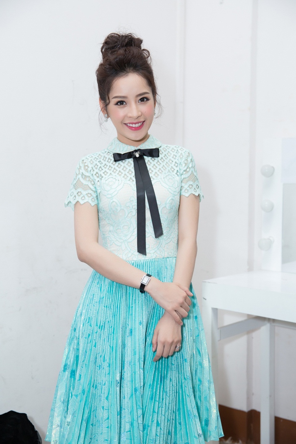 Có mặt từ sớm trong hậu trường, Chi Pu nổi bật với đầm xếp xanh.