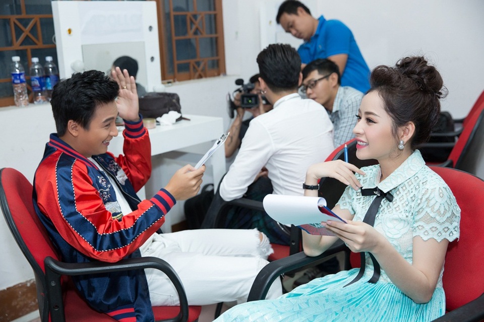 Trong hậu trường, Chi Pu tranh thủ đọc kịch bản và trao đổi cùng bạn dẫn Ngô Kiến Huy.