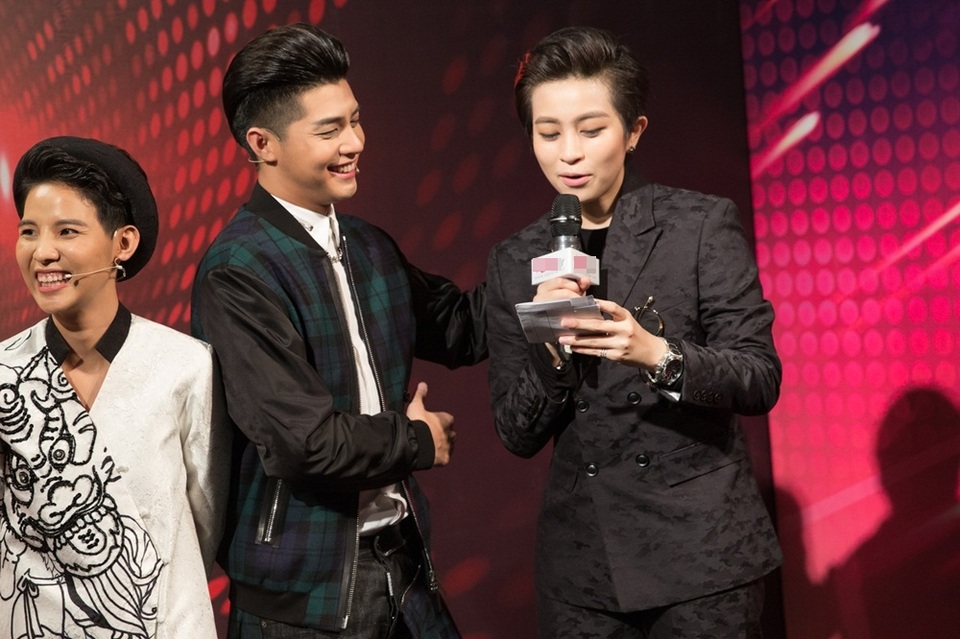 Đặc biệt, Gil Lê còn “cả gan” tác hợp cho Noo Phước Thịnh và Ông Cao Thắng khiến Đông Nhi bất đắc dĩ trở thành “người thứ ba”, gây sự náo loạn tại sân khấu, thu hút sự hò reo nhiệt tình của các khán giả.