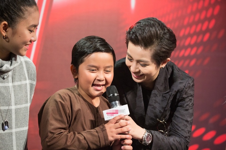 Song song đó, Gil Lê cũng bất ngờ xuất hiện trong chương trình với vai trò MC livestream. Gil Lê tiếp tục đốn tim người hâm mộ với phong cách soái ca “chuẩn men” với bộ vest đen lịch lãm.