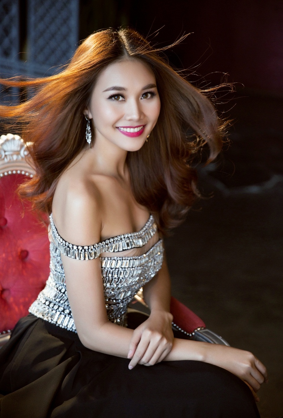 Kết hợp cùng kỹ thuật dựng phom và cắt xẻ, chiếc váy hoàn toàn tăng thêm vẻ quý phái và không kém phần hiện đại cho Thanh Hằng.