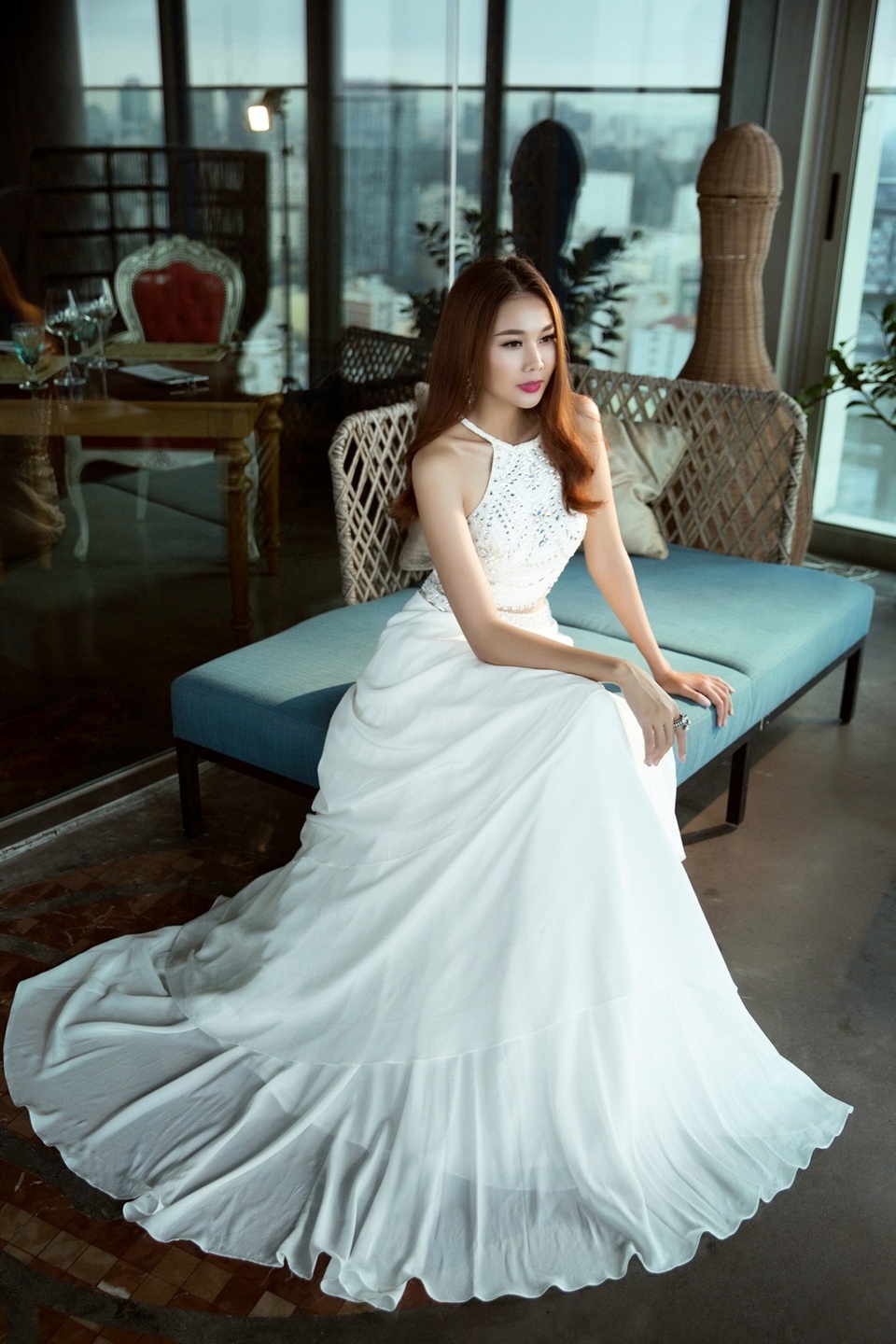 Nhằm tránh đơn điệu, các thiết kế khéo léo sử dụng kỹ thuật đính đá quý lên phần thân áo.