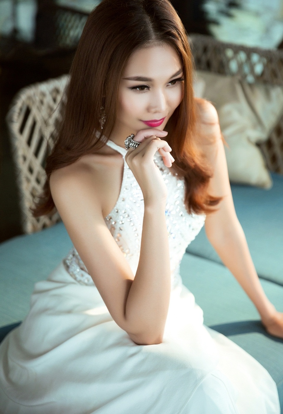 Đầu tiên phải kể đến các thiết kế gam trắng cơ bản, mang lại sự thanh lịch cho siêu mẫu.