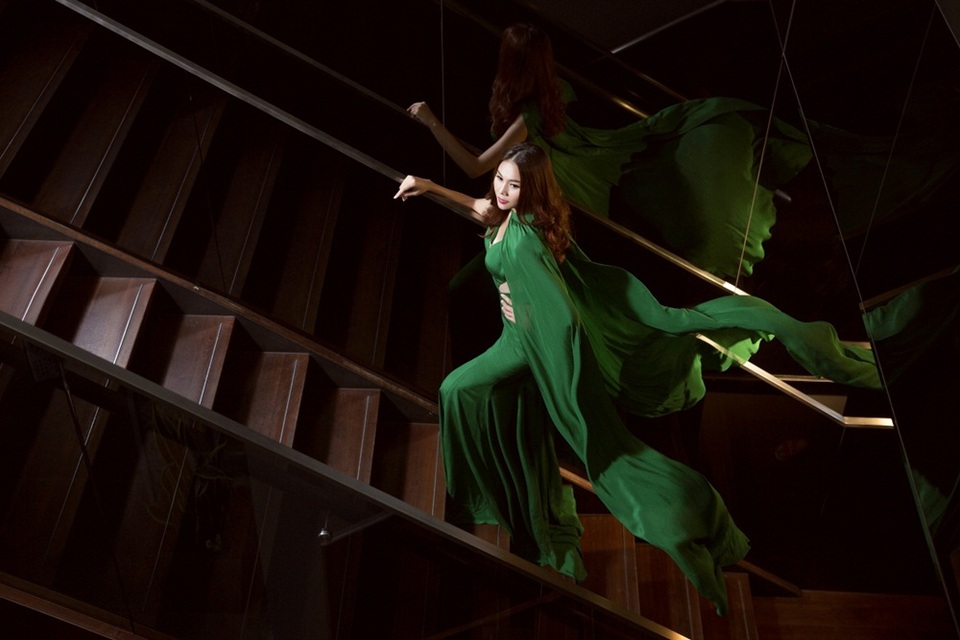 Thanh Hằng hóa “nữ hoàng” đêm tiệc với váy cắt xẻ - 11