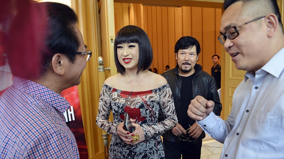 Được mệnh danh nữ hoàng sân khấu, là gương mặt nức tiếng của sân khấu hải ngoại nhưng cuộc đời Ý Lan lại “ba chìm bảy nổi chín lênh đênh”. Không chỉ mang bạo bệnh, Ý Lan từng phải trải qua đổ vỡ trong hôn nhân. Sau cuộc hôn nhân có 5 mặt con với người chồng đầu, Ý Lan đến với người chồng thứ 2 tên Lê Anh Tuấn. Nhưng đến nay theo chia sẻ của nữ danh ca “cuộc hội ngộ thứ 2 kia cũng không ở lại với mình”.