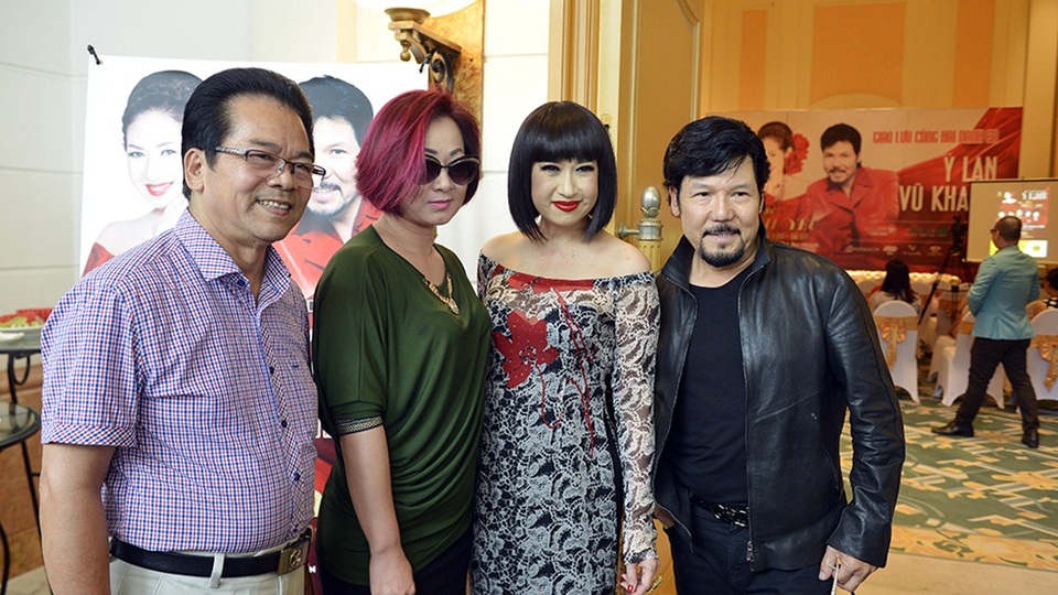 NSND Trần Nhượng cùng bạn bè thân thiết đến chúc mừng danh ca Ý Lan.