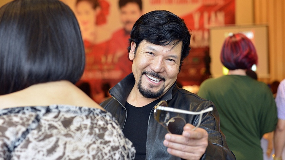 Cặp song ca Ý Lan – Vũ Khanh gắn bó ngay từ những ngày đầu tiên mà danh ca Ý Lan bước chân lên sân khấu âm nhạc hải ngoại và cả hai từng có những đĩa nhạc hát chung bán chạy nhất tại hải ngoại.