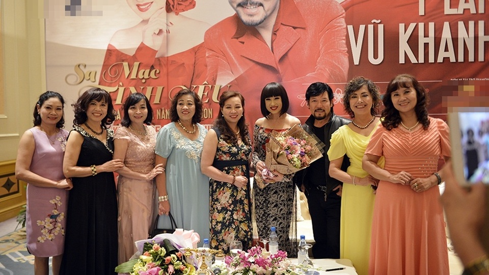 Lựa chọn chiếc áo dài giúp nữ danh ca trở nên khác biệt và nổi bật hơn.