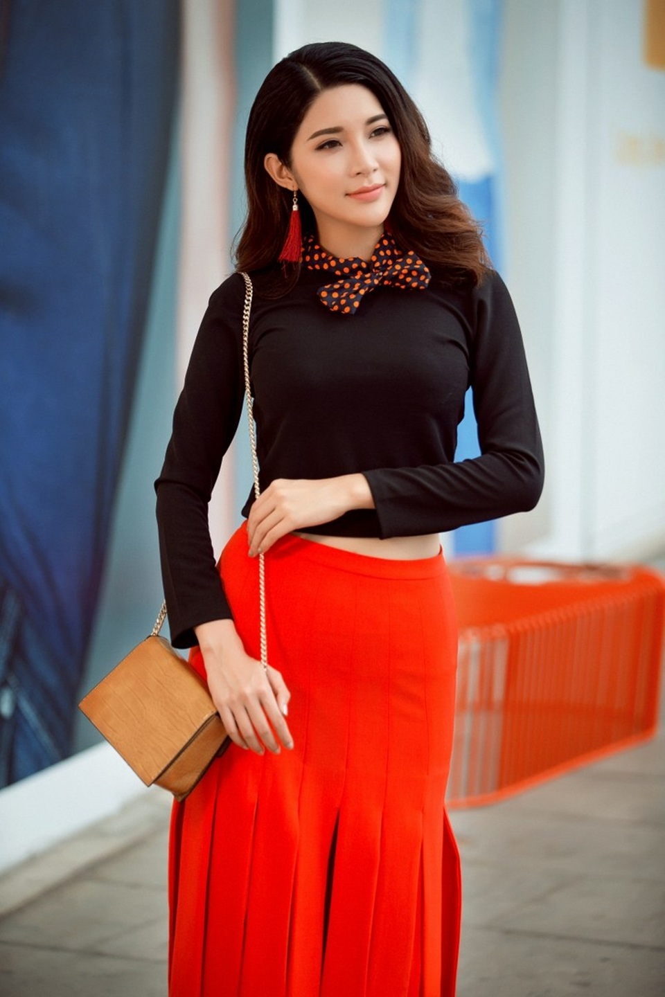 Diễn viên 9X lăng xê phong cách vintage đón thu - 13 Chân váy suôn kết hợp cùng áo croptop giúp thêm phần nữ tính nhưng có chút quyến rũ khi khéo léo khoe trọn vòng eo nhỏ nhắn.